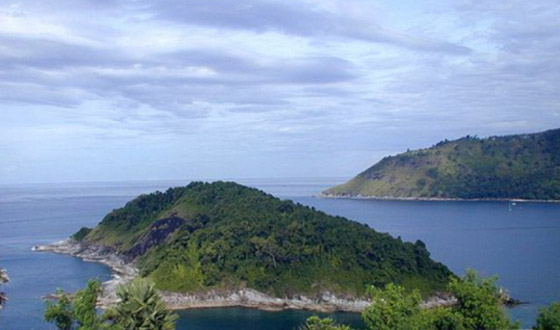 民众来到泰国普吉岛,从拉歪海滩右转步行约2公里即可到达神仙半岛