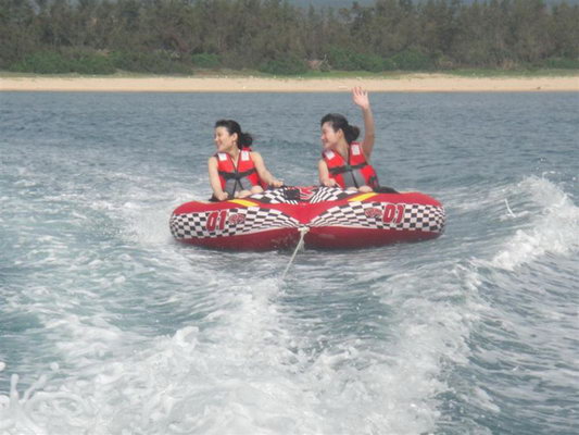 <em>一男</em>和<em>七女</em>的三亚海上快艇之旅