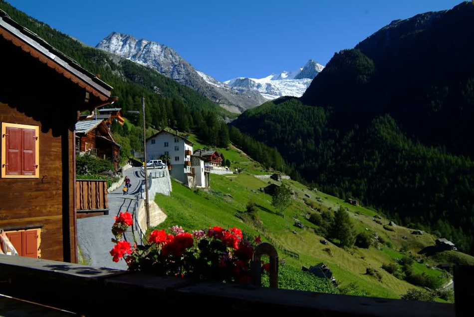 霞慕尼小镇除了滑雪和登山更有刺激非凡的直升