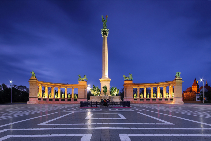 英雄广场的中央是一尊高达36米的巨型纪念碑